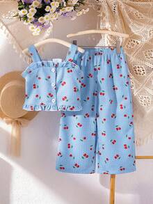 SHEIN Playful Pals 2026春夏新款时尚柔软面料少女休闲度假旅行必备套装，蓝色格子樱桃图案荷叶边吊带背心和裤子两件套，夏季必备 - 藍色 - 查看 3