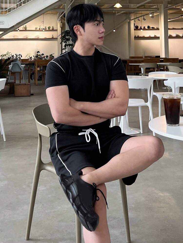 Men's Contrast Color Line Print Short Sleeve T-Shirt And Shorts Set, Summer