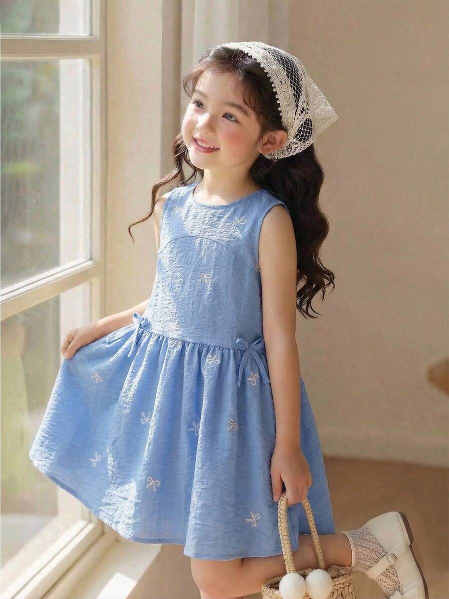 SHEIN 女童夏季新款简约百搭吊带连衣裙，亚麻质感面料，蝴蝶结印花荷叶边下摆，露背设计，海岛度假风 - 藍色 - 查看 1