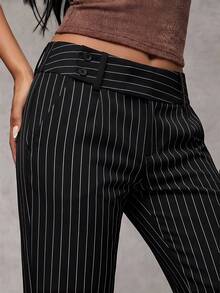 SHEIN BAE 休闲简约黑白条纹裤，适合春夏穿着，可搭配正式和非正式场合的单品；简约休闲露背上衣，适合早午餐、外出、约会、通勤、休闲、邮轮旅行、伊比沙岛度假等场合。 - 黑與白 - 查看 7