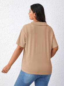 SHEIN Essnce Camiseta de manga corta acanalada con cremallera y media cartera de unicolor para mujer de talla grande - Caqui - Ver 2
