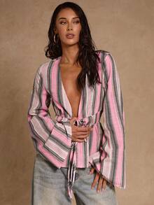 SHEIN Glamour 轻盈时尚的彩色条纹编织V领喇叭袖衬衫，饰有抽绳蝴蝶结，适合春、夏、秋季穿着，粉色系，夏季沙滩装，女士休闲衬衫，夏季度假装，条纹，休闲，防晒衬衫，薄外套，女士衬衫，带腰带，女士上衣和衬衫，女士夏季衬衫，女士松紧腰衬衫，女士衬衫 - 黑色 - 查看 5