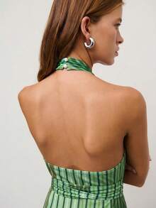 Nöista 这款多色条纹露背吊带上衣，腰部收紧设计，尽显女性优雅气质。深V领和交叉设计，搭配轻盈飘逸的面料、鲜艳的色彩和修身的廓形，使其成为春夏度假和日常穿搭的完美之选。 - 綠色 - 查看 5