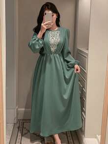 DAZY Camisola Pijama Feminina Glamourosa com Decoração de Bordado de Lantejoulas e Manga Pétala na Cintura - Verde - Visão 1
