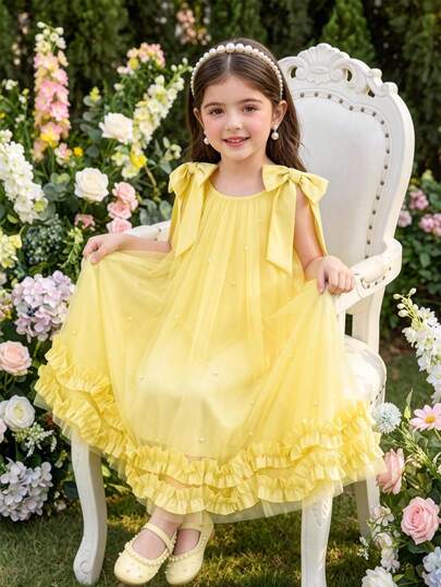 SHEIN Vestido de tul azul con perlas para niñas pequeñas, adecuado para el uso diario de los niños, hecho de tela de gasa azul claro, decorado con acentos de perlas, dobladillo con volantes multicapa, estilo dulce y soñador; presenta un gran lazo decorativo en los hombros y un diseño de espalda abierta, combinando elementos lindos y elegantes. Adecuado para fiestas de cumpleaños, recitales de piano, vestidos de niña de las flores en bodas y otras ocasiones formales o semiformales, con un diseño de "princesa".