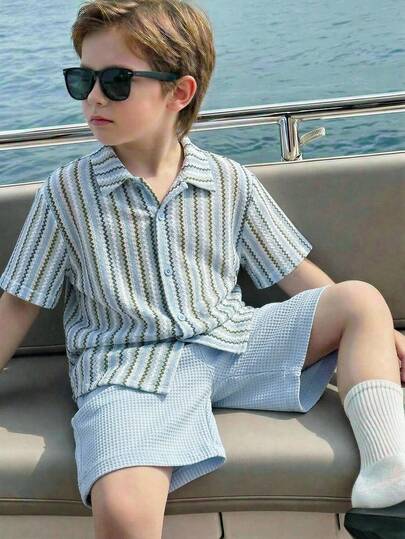 SHEIN Bộ 2 món cho bé trai tuổi teen, kiểu dáng dễ thương, thường ngày, đa năng: áo polo tay ngắn và quần short cạp chun, thích hợp cho mùa hè.