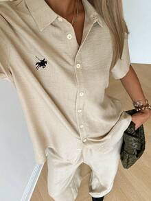 SHEIN EZwear Bộ đồ nữ gồm áo sơ mi ngắn tay cài một hàng khuy kiểu hiệp sĩ và quần kaki dệt kim màu sáng, kiểu dáng thường ngày. - Màu Khaki - Xem 3
