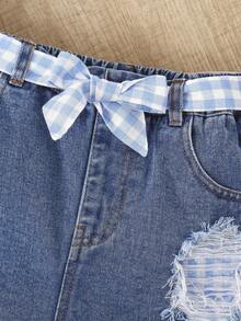 SHEIN Vintaside Kids 少女休闲T恤套装。夏季新品。时尚休闲风。清新蓝色格子吊带背心+中蓝色牛仔短裤，不对称荷叶边下摆，做旧格子内衬。腰部蝴蝶结装饰。A字版型。采用轻盈柔软的棉质牛仔面料，舒适亲肤。时尚少女必备单品，简约休闲，适合夏季穿着，百搭实用，可用于日常穿搭、拍照、外出、派对、音乐节、度假等各种场合。新款少女T恤套装 - 藍色 - 查看 5