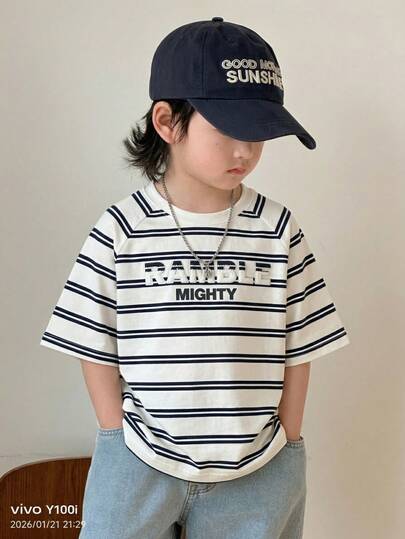 两件套男童休闲条纹圆领短袖T恤，适合生日派对、晚宴、演出、婚礼、洗礼和学校假期穿着。