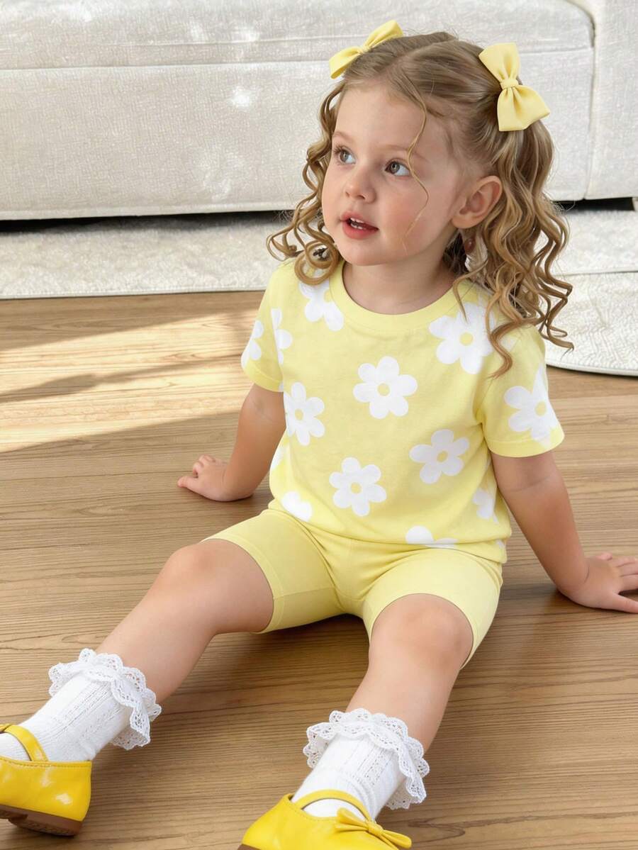 SHEIN LMoss Kids Bộ đồ thể thao cho bé gái gồm áo thun cổ tròn tay ngắn dáng rộng và quần short bó sát, thích hợp cho mùa xuân/hè, thiết kế họa tiết hoa dễ thương cổ điển, phù hợp cho các hoạt động ngoài trời. - Nhiều màu - Xem 1
