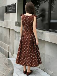 SHEIN Đầm hai dây chấm bi cổ điển cho bé gái tuổi teen, chất liệu vải mềm mại (nền nâu đậm họa tiết chấm bi trắng + nơ bản rộng + chân váy xòe), chất vải mềm mại phù hợp cho nhiều mùa, họa tiết chấm bi cổ điển kết hợp với màu sắc retro phù hợp cho đi chơi/hẹn hò hàng ngày, chân váy rộng rãi không bó sát, dễ phối đồ và bảo quản, tạo nên vẻ ngoài dịu dàng, cổ điển cho bé gái. - Cà phê nâu - Xem 2