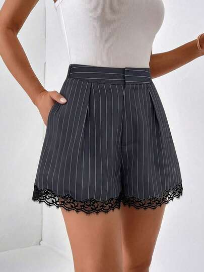 Siren Gaze Quần short nữ ống rộng cạp cao kẻ sọc phối ren tương phản.
