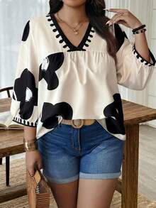 Weeklong Áo kiểu nữ cỡ lớn cổ chữ V in họa tiết ngẫu nhiên, đa năng cho du lịch và nghỉ dưỡng. - Màu be - Xem 3