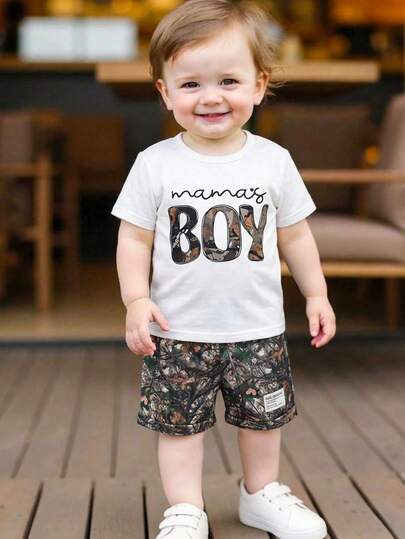 SHEIN Bộ 2 món cho bé trai, gồm áo thun cổ tròn tay ngắn màu trắng in chữ và quần short in họa tiết lá cây, thoải mái, đa năng, phù hợp cho mặc hàng ngày, đi chơi, hoạt động ngoài trời, kỳ nghỉ, du lịch biển, mùa xuân/hè.