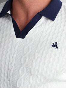 Core Aspect 男士翻领短袖Polo衫、男士纹理Polo衫、男士撞色领Polo衫、男士刺绣Polo衫、男士白色Polo衫、男士成熟Polo衫、男士V领Polo衫，适合日常外出、朋友聚会、通勤穿着，是送给男友或丈夫的绝佳礼物。 - 白色 - 查看 8