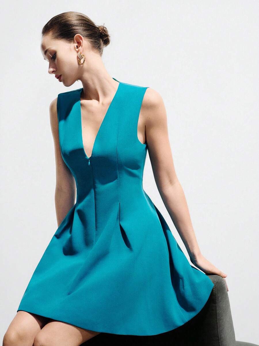 Aveloria Modichic 天蓝色无袖连衣裙，深V领设计，挺括剪裁，A字廓形，面料挺括，简约现代风格，修身显瘦，轻盈顺滑的面料，适合商务会议、休闲通勤、春夏社交聚会等场合，展现精致优雅与青春活力，时尚有型。别致设计，V领无袖拉链装饰修身女装 - 水鴨藍 - 查看 1