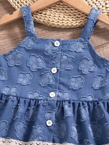 SHEIN Bộ 2 món cho bé gái mùa hè, gồm áo hai dây màu xanh denim khoét eo, cài cúc phía trước và quần ống đứng có viền bèo nhún, tạo nên bộ trang phục đi nghỉ mát giản dị và thời trang. - Nhiều màu - Xem 8