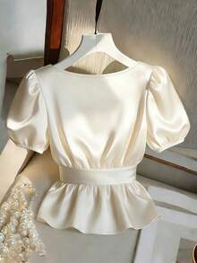 Franclia 优雅宫廷风珍珠镶边圆领缎面腰部荷叶边下摆花瓣袖衬衫 - 杏色 - 查看 2