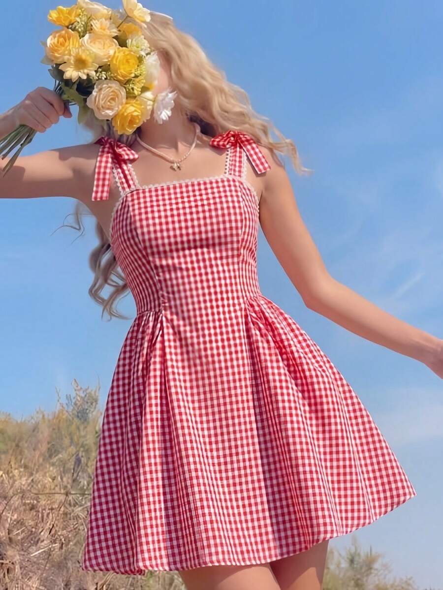 SHEIN 这款少女清新黄色格子吊带连衣裙采用黄白小格子面料，搭配方领和蝴蝶结肩带，尽显法式甜美风情。收腰设计和A字裙摆，既贴身又不失休闲感。这是一款深受女性喜爱的精致连衣裙，适合夏季日常穿着。