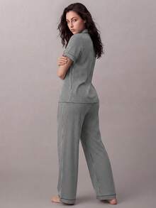 Bộ đồ ngủ sọc đen trắng giản dị dành cho nữ với kiểu dáng vừa vặn Bộ đồ ngủ nữ cài nút Bộ đồ ngủ sọc cho nữ Bộ đồ ngủ cài nút cho nữ Bộ đồ ngủ nữ Áo ngủ cài nút Bộ đồ ngủ - màu đen - Xem 2