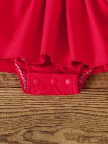 SHEIN 女婴甜美少女风印花圆领灯笼袖针织白色拼接红色荷叶边连体衣，配发带和脚套，夏季款 - 紅色 - 查看 4