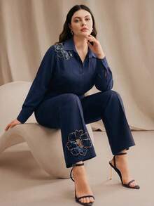 Bộ đồ 2 mảnh thanh lịch màu xanh navy dành cho nữ cỡ lớn của Anewsta, thích hợp cho mùa xuân/hè, gồm áo cardigan dài tay có cổ và quần ống loe, được thêu họa tiết hoa đính sequin trên cả áo và quần, phù hợp cho các buổi tiệc sang trọng, sự kiện kinh doanh, đám cưới và nhiều dịp khác. - Màu xanh hải quân - Xem 5