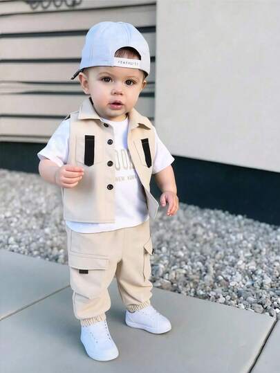SHEIN Bộ đồ cho bé trai gồm áo vest túi hộp, áo thun ngắn tay in chữ và quần cargo dáng rộng, thời trang và đa năng, chất liệu thoải mái, phù hợp mặc trong nhà và ngoài trời vào mùa hè.