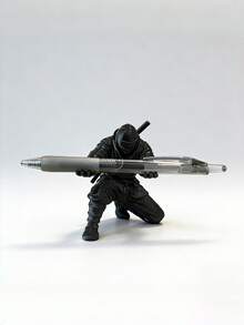 Zazumi 1 pièce Support de stylo en résine cool, décoration de bureau, support de crayon créatif, organisateur de papeterie pour la maison et le bureau, cadeau de Noël kawaii et esthétique, idées cadeaux de vacances indispensables - Ninja - Voir 3