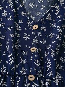 SHEIN LUNE Áo sơ mi tay ngắn cổ chữ V, nền xanh lá cây, họa tiết hoa trắng, tay bồng. - Xanh đậm - Xem 4