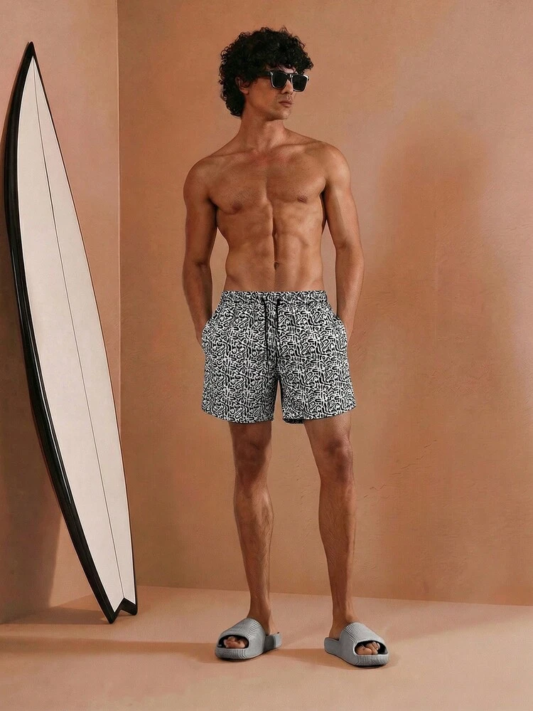 추상적인 패턴의 허리끈이 달린 비치 수영 반바지