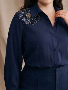 Bộ đồ 2 mảnh thanh lịch màu xanh navy dành cho nữ cỡ lớn của Anewsta, thích hợp cho mùa xuân/hè, gồm áo cardigan dài tay có cổ và quần ống loe, được thêu họa tiết hoa đính sequin trên cả áo và quần, phù hợp cho các buổi tiệc sang trọng, sự kiện kinh doanh, đám cưới và nhiều dịp khác. - Màu xanh hải quân - Xem 4