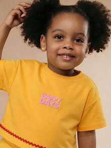 Conjunto de niña con acanalado y texto bordado "Happy Days" con detalles de ribete de puntilla, conjunto casual de verano - Amarillo - Ver 6