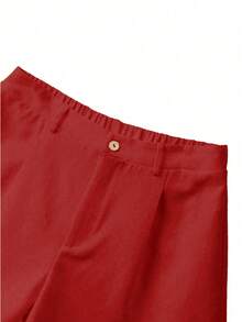 GlowEve CURVE Conjunto de 2 piezas de chaleco y pantalones cortos de satén rojo elegante para mujer talla grande, moda de verano para fiesta de té y vacaciones, con blazer de botones en contraste - Rojo - Ver 6