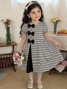 SHEIN Váy tay phồng họa tiết hoa nhí cho bé gái - Đen và trắng - Xem 3