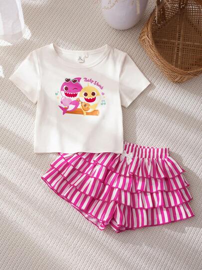 BABY SHARK X SHEIN Bộ 2 món đồ dễ thương, cổ tròn, tay ngắn, quần short, thoải mái cho bé gái, áo thun đồng thương hiệu cho bé gái.