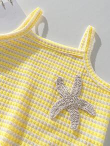 Set de 2 piezas para niñas pequeñas con conjunto fresco blanco y verde, con parte superior de tirantes finos con estampado floral vintage y adorno de flecos blancos, shorts a juego con el mismo estampado floral y cintura elástica. El estilo general es refrescante y elegante, con estampados florales delicados que exudan un ambiente veraniego, adecuado para uso diario o salidas. Los detalles de flecos le dan un toque alegre y juguetón al look. - Amarillo - Ver 3