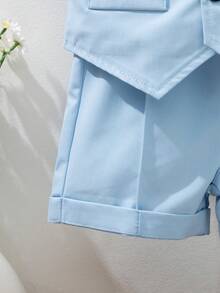 SHEIN طقم بدلة طفل ولد جنتلمان - جاكيت صدرية ذات ياقة زرقاء وشورت ذو خصر مطاطي، مناسب لحفلات عيد الميلاد والمناسبات المسائية والأداء والمواسم الزفاف وتعميد الأطفال، قطعتان - أزرق فاتح اللون - مشاهدة 6