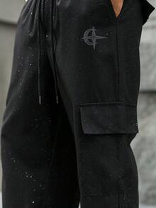 PAVTROS 男士宽松休闲弹力腰多口袋长裤，饰有闪亮水钻，适合街头穿搭、日常休闲、周末郊游、音乐节、社交聚会等场合。这款百搭长裤是男士衣橱必备单品，也是送给男友或丈夫的绝佳礼物。阔腿设计 - 黑色 - 查看 6