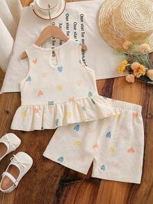 SHEIN Genkimix Kids 4-7岁女童夏季可爱甜美清新风套装，泡泡褶皱水印彩色爱心荷叶边无袖上衣+配套印花短裤两件套，棉混纺柔软亲肤轻薄面料，适合夏季户外玩耍和日常休闲穿着 - 杏色 - 查看 2