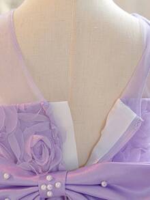 SHEIN Glamorique Kids 女嬰薰衣草色夏季優雅婚禮3D花朵洋裝，網紗緞面花瓣袖，後背蝴蝶結綴珠派對玫瑰花選美公主禮服 - 紫色 - 查看 7