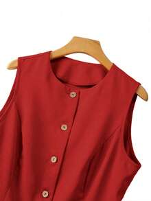 GlowEve CURVE Conjunto de 2 piezas de chaleco y pantalones cortos de satén rojo elegante para mujer talla grande, moda de verano para fiesta de té y vacaciones, con blazer de botones en contraste - Rojo - Ver 5