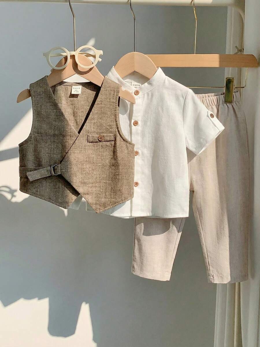 SHEIN 三件套可爱男宝宝休闲简约学院风套装,包含常规马甲、立领衬衫、可调节短袖和长裤,绅士西装,适合生日派对、晚宴、演出、婚礼、洗礼、开幕式等室内外场合,也适合日常穿着、运动、玩耍、聚会、拍照、度假、节日等。适合秋冬季节和春夏季节穿着。 - 彩色 - 查看 1