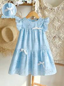 SHEIN Vintaside Kids 女童休闲时尚蓝色度假连衣裙，正面饰有可爱的白色3D蝴蝶结丝带，蓝色编织刺绣面料，荷叶袖圆领拼接连衣裙，适合可爱、俏皮、优雅、简约韩式风格，适合日常、上学、外出、度假、派对、节日穿着，春夏女童碎花连衣裙，蓝色夏季女童连衣裙。儿童连衣裙，粉蓝色女童连衣裙，儿童连衣裙，天蓝色女童连衣裙，蓝色吊带女童连衣裙，优雅派对连衣裙。 - 淺藍色 - 查看 18