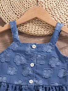 SHEIN Bộ 2 món cho bé gái mùa hè, gồm áo hai dây màu xanh denim khoét eo, cài cúc phía trước và quần ống đứng có viền bèo nhún, tạo nên bộ trang phục đi nghỉ mát giản dị và thời trang. - Nhiều màu - Xem 7