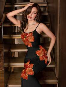 NOVVYNE 红色亮面纹理芙蓉花印花黑色连衣裙，性感吊带夏季紧身连衣裙，黑色鱼尾裙 - 彩色 - 查看 4