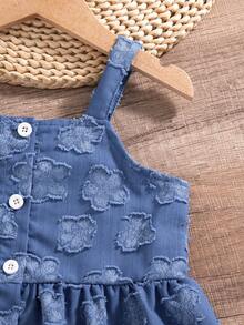 SHEIN Bộ 2 món cho bé gái mùa hè, gồm áo hai dây màu xanh denim khoét eo, cài cúc phía trước và quần ống đứng có viền bèo nhún, tạo nên bộ trang phục đi nghỉ mát giản dị và thời trang. - Nhiều màu - Xem 3