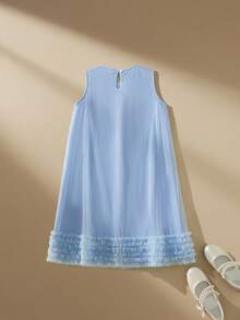 SHEIN 1 chiếc đầm không tay cổ tròn cho bé gái, thân đầm màu xanh nhạt với nơ 3D trang trí + chân váy lưới xếp lớp, vui tươi và năng động, đầm không tay thích hợp cho các hoạt động mùa hè. Phù hợp cho các buổi đi chơi hàng ngày của trẻ, vui chơi ngoài trời, các buổi tụ họp nhẹ nhàng, thuộc phong cách ngọt ngào và năng động. Đầm xanh có nơ và lưới cho bé gái. - Màu xanh lam - Xem 2