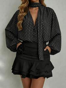 SHEIN Glamour Camisa de manga larga con estampado de lunares de estilo vacacional con escote pronunciado para mujer (estampado irregular) - Negro - Ver 3