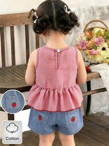 SHEIN Vintaside Kids 这款女婴两件套包括一件夏季红白格纹圆领无袖上衣和一条弹力牛仔短裤。款式经典百搭，清新自然，又不失乡村学院风。上衣宽松舒适，正面饰有蝴蝶结，下摆采用荷叶边设计。牛仔短裤的后袋上绣有草莓图案。 - 紅色 - 查看 2