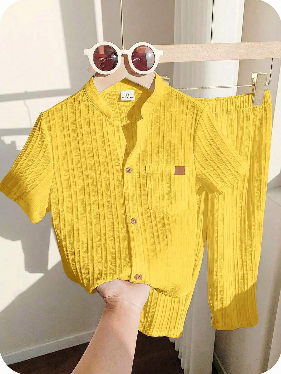 SHEIN Bộ 2 món quần áo thể thao thường ngày cho bé trai, áo sơ mi cổ đứng và quần dài bằng vải có họa tiết, thích hợp cho kỳ nghỉ hè, đi học, dự tiệc sinh nhật, tiệc tối, biểu diễn, đám cưới, lễ rửa tội, lễ khai trương, mặc hàng ngày, đi học, đi du lịch, chơi thể thao, thích hợp cho mùa xuân và mùa hè. - Màu vàng - Xem 1